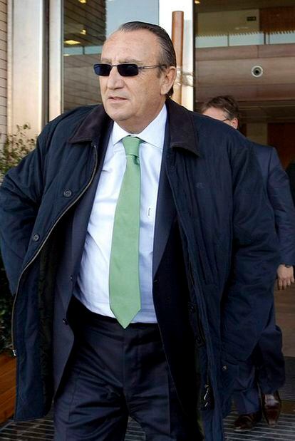 Carlos Fabra sale de los juzgados de Castellón.