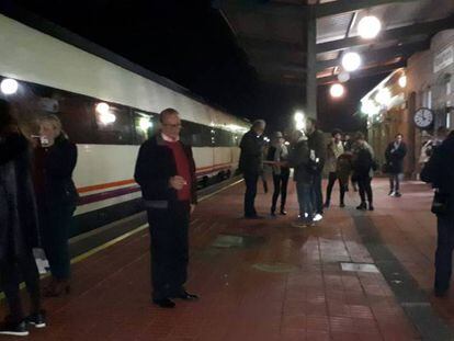 Los pasajeros del tren averiado, en la estación de Navalmoral de la Mata, Cáceres.