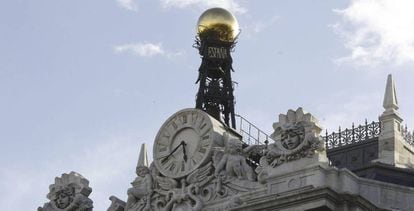 Reloj en la fachada de la sede del Banco de Espa&ntilde;a, en la Plaza de Cibeles en Madrid. 