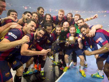 Los jugadores del Barça celebran el título en Colonia.
