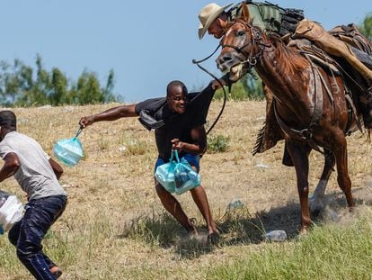 Un agente de la Patrulla Fronteriza de los Estados Unidos a caballo intenta evitar que un migrante haitiano ingrese a un campamento en las orillas del Río Grande cerca del Puente Internacional Acuña, Texas.