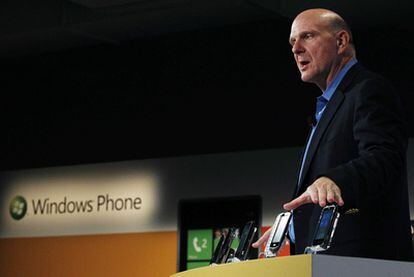 Steve Ballmer presenta Windows Phone.