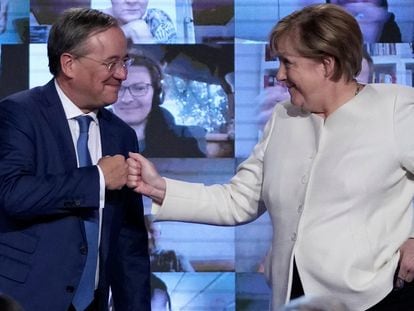 La canciller saliente Angela Merkel y el presidente de la CDU y candidato conservador, Armin Laschet, se saludan tras un acto de campaña en Múnich el 24 de septiembre.