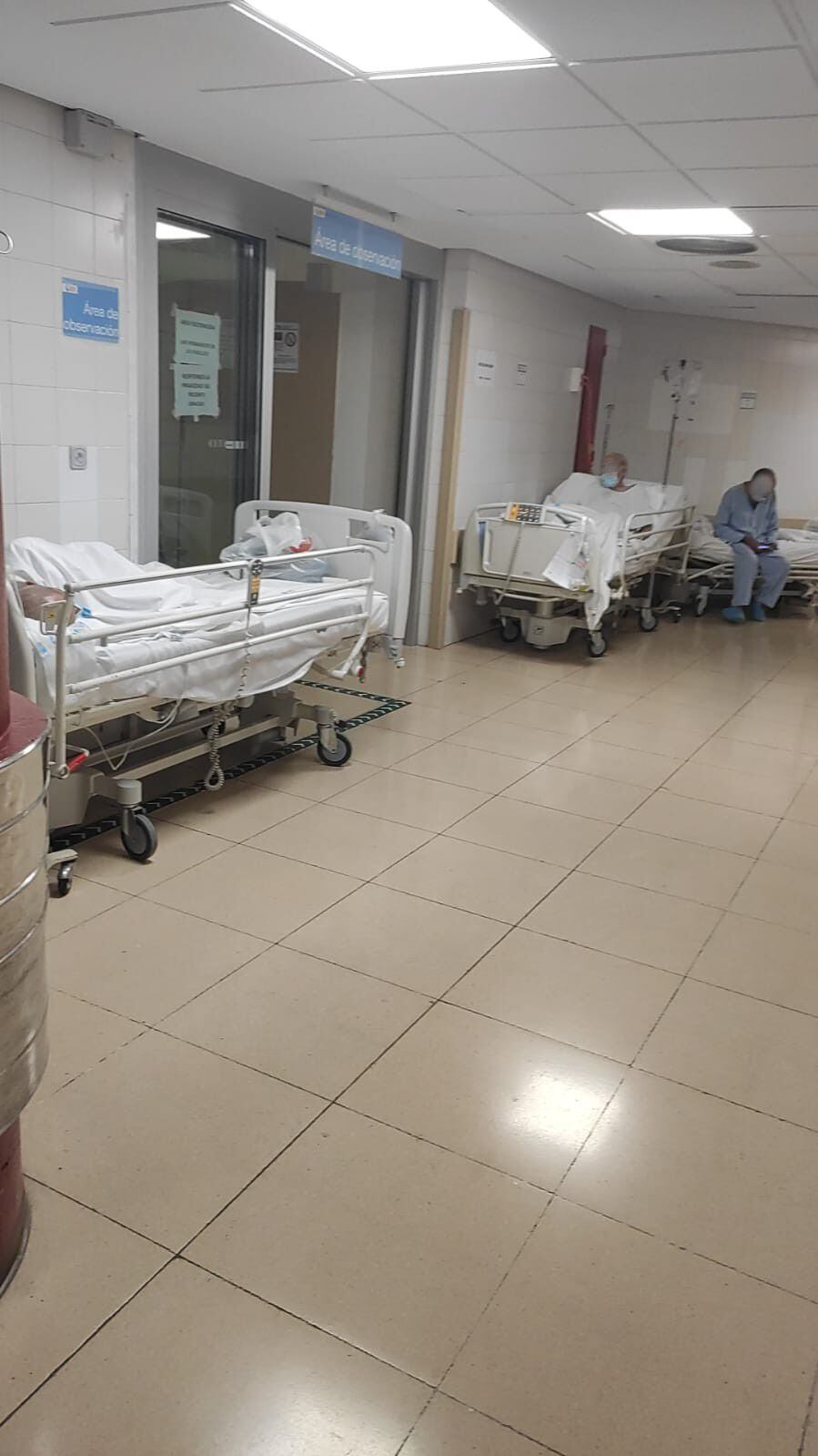 Pacientes en camas de las Urgencias del Hospital Gregorio Marañón, en una imagen distribuida por el sindicato Mats.