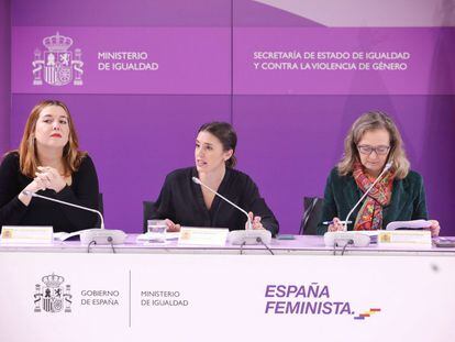 La secretaria de Estado contra la Violencia de Género, Ángela Rodríguez; la ministra de Igualdad, Irene Montero; y la delegada del Gobierno en este área, Victoria Rosell, durante la reunión de la Conferencia Sectorial de Igualdad, el 6 de noviembre de 2023, en el Ministerio.