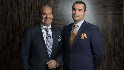 El presidente y fundador de Naturhouse, Félix Revuelta, con su hijo Kilian, vicepresidente de la marca en su sede en Madrid en 2018.