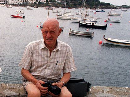 Joan Vehí, cámara en mano, sentado en la bahía de Cadaqués, en una imagen de archivo.