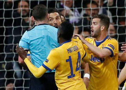 Buffon se enfrenta al árbitro, quien le mostró la tarjeta roja.