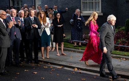 Boris Johnson y su esposa, Carrie Johnson, abandonan Downing Street, este martes.
