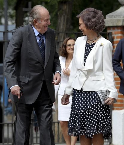 Don Juan Carlos charla muy sonriente con doña Sofía, en una imagen poco habitual entre ellos.