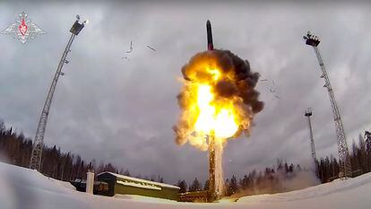 Lanzamiento de un misil en unos ejercicios militares rusos.