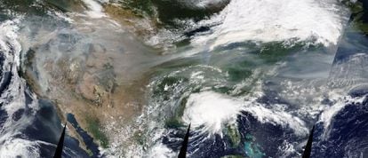 El humo de los incendios de la costa oeste de EE UU desplazándose hacia Europa captado por los satélites de la NASA el 16 de septiembre.