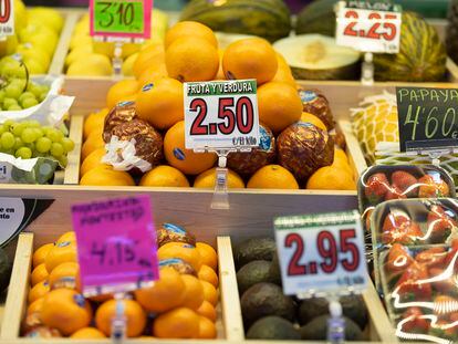 Diferentes frutas en una frutería  en un puesto de un mercado