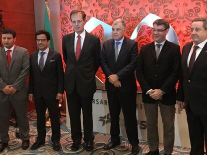 De izqierda a derecha, Saleh Al Mansoori, director de inversiones integradas de Mubadala, Musabbeh Al Kaabi, consejero de Cepsa y CEO de petr&oacute;leo y qu&iacute;mica, Pedro Mir&oacute;, CEO de Cepsa, Mustapha Guitoni, Ministro argelino de Energ&iacute;a, &Aacute;lvaro Nadal, Ministro espa&ntilde;ol de Energ&iacute;a y Abdelmoumen Ould Kaddour, Presidente y Director General de Sonatrach.