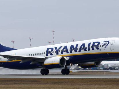 Un avión de Ryanair aterrizando en el aeropuerto de Riga.