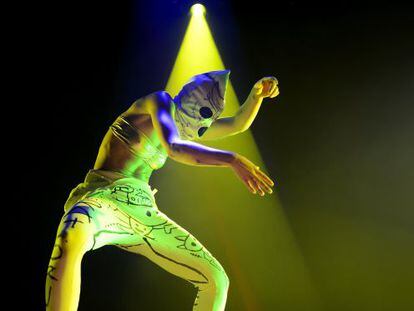 Un bailar&iacute;n del grupo de rap-rave sudafricano Die Antwoord, durante su actuaci&oacute;n del lunes por la noche en Montreux.