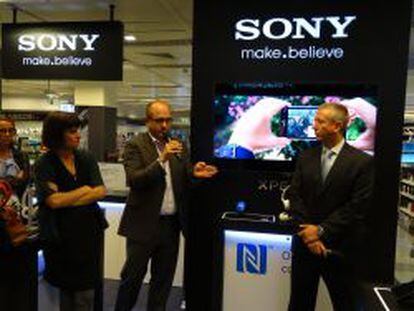Isidro Moreno, director general de Sony Mobile Espa&ntilde;a y Portugal, junto a Carlos Lucas, director de marketing de Telefon&iacute;a de El Corte Ingl&eacute;s.