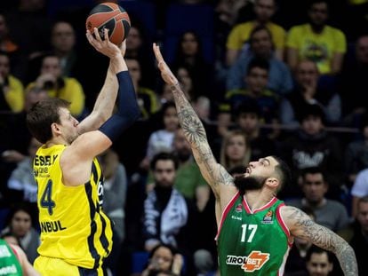 Vincent Poirier, del Baskonia, trata de taponar ante Jan Vesely, del Fenerbahçe.