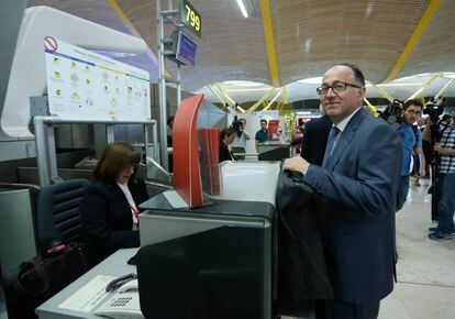 Luis Gallego, presidente de Iberia, factura su equipaje para el primer vuelo a Shangh&aacute;i