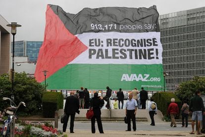 Una gran bandera palestina colocada en Bruselas por la ONG Avaaz.org llama a la UE a reconocer Palestina.