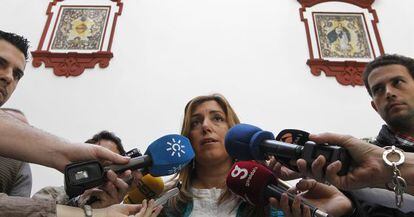 Susana Díaz atiende a la prensa en la sede del PSOE.