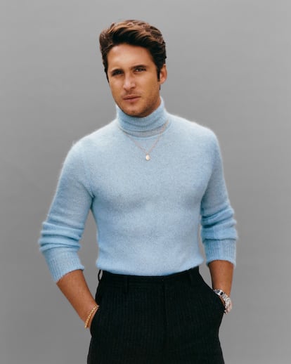 Diego Boneta se prepara para la siguiente fase de su vida. Aquí lleva jersey y pantalón de Prada, reloj de Cartier. La cadena que lleva al cuello es BIIS.