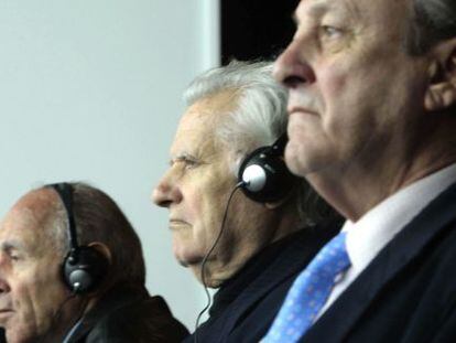 De izquierda a derecha, Ap&oacute;stolos Mangouras, Nikolaos Argyropoulos y Jos&eacute; Luis L&oacute;pez Sors, durante el juicio del &#039;Prestige&#039;.