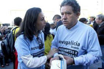 Los alcaldes de Pontevedra, Miguel Anxo Fernández Lores (d), y de Marín, María Ramallo, durante la manifestación celebrada para reclamar sus ahorros invertidos en las participacions preferentes y subordinadas de Novagalicia Banco.