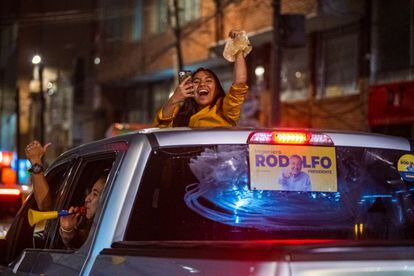Una camioneta con simpatizantes de Rodolfo Hernández circula por las calles de Bogotá, Colombia, festejando su pase a la segunda vuelta.