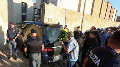 El coche fúnebre que transporta al difunto jefe de la mafia Matteo Messina Denaro llega al cementerio de la ciudad siciliana de Castelvetrano, el 27 de septiembre de 2023.