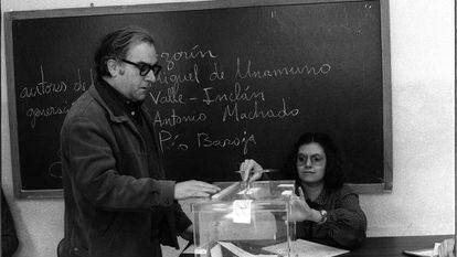 Llu&iacute;s Hern&aacute;ndez, votando en las municipales de 1979.