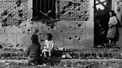 La foto realizada por Robert Capa de unos niños delante de una casa bombardeada en Vallecas en 1936.