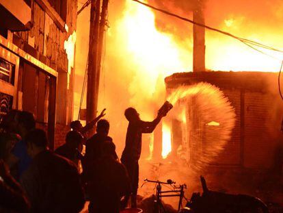 Las imágenes del incendio en el casco antiguo de Dacca (Bangladés)
