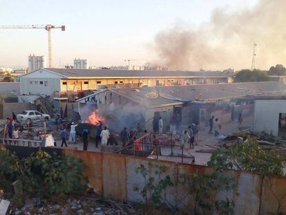 Campamento de desplazados sobre el que cayó un mortero durante los enfrentamientos.