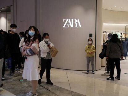 Personas a la puerta de una nueva tienda de Zara en Beijing, China.