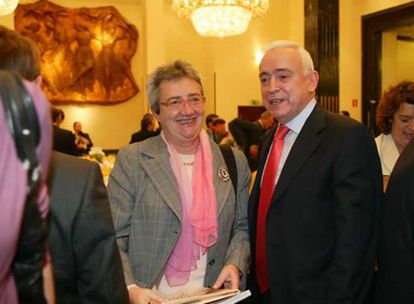 Juana Lázaro, subsecretaria del Ministerio de Economía, y Miguel Martín, presidente de la AEB