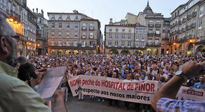 Lectura del manifiesto, al término de la manifestación en la Praza Maior de Ourense.