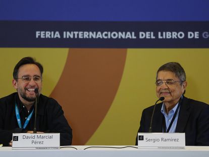 El escritor nicaragüense Sergio Ramírez junto al periodista David Marcial Pérez en la Feria Internacional del Libro (FIL) 2023, en Guadalajara (México).