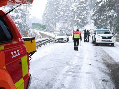 Problemas por el temporal en la subida al puerto de Navacerrada en la M-601, donde se ha debido activar el nivel amarillo de alerta.