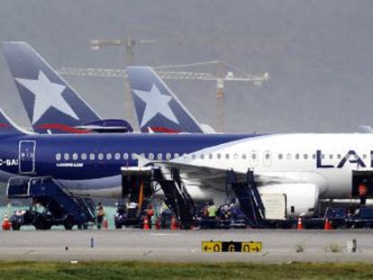 Aviones de LAN en  el aeropuerto Arturo Merino Benitez en Santiago de Chile.