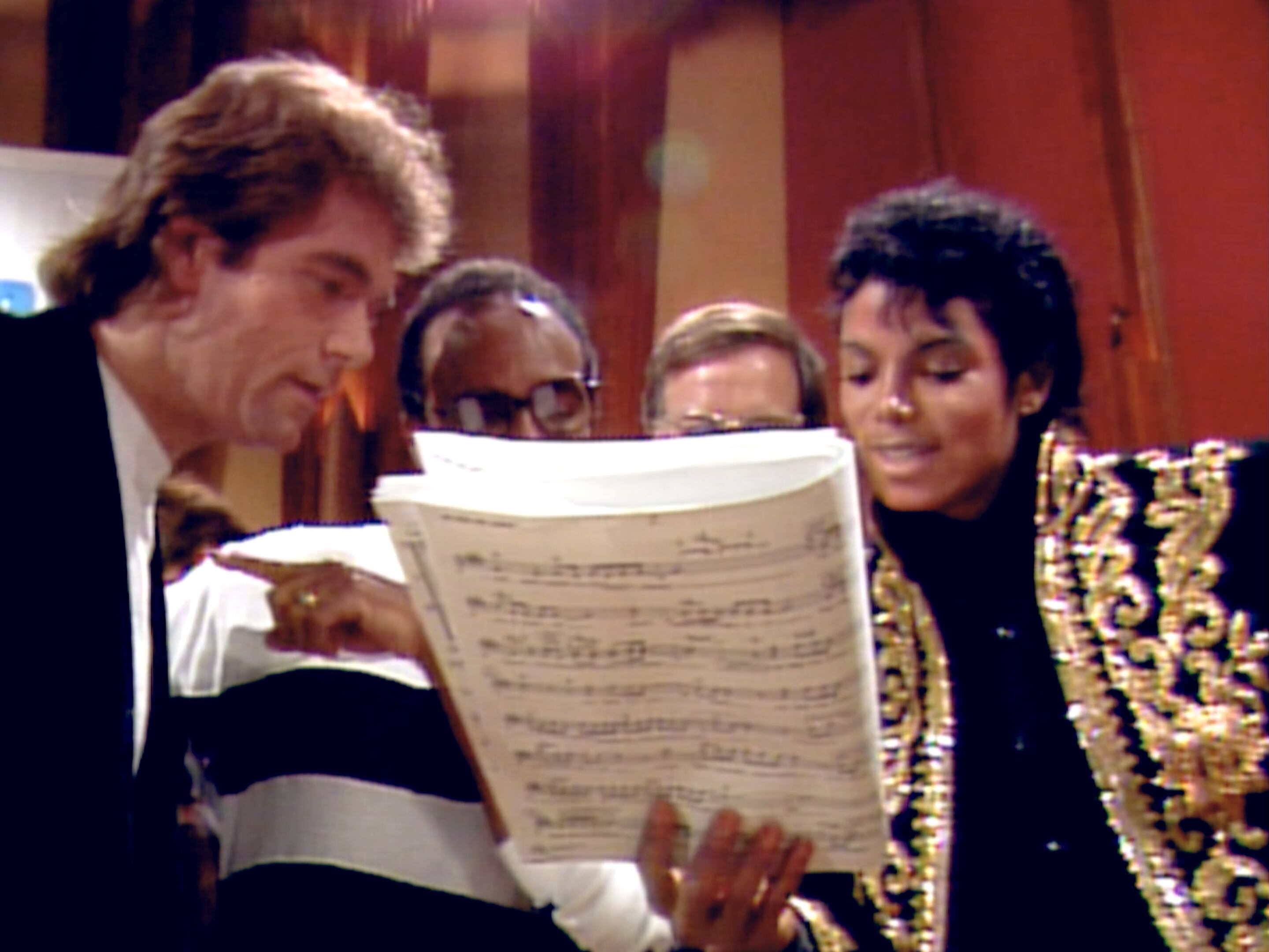 Michael Jackson enseña la partitura del mítico sencillo a sus compañeros