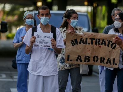 Personal sanitario del Hospital Clínico San Carlos de la Comunidad de Madrid en la primera protesta de la desescalada del personal sanitario el 25 de mayo de 2020.