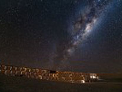 El desierto de Atacama, en Chile, se ha convertido en los ojos de la Tierra en el universo. En este territorio aislado se encuentran los telescopios más poderosos del planeta. El Observatorio Europeo Austral es un modelo de cooperación de 16 países con la vista puesta en el espacio. Entramos en un centro de investigación único