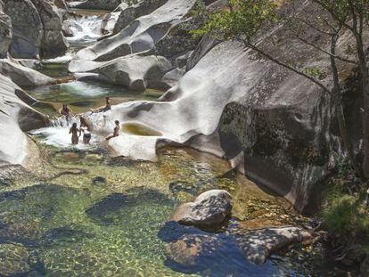 La Garganta de los Infiernos, en C&aacute;ceres. Los piliones del r&iacute;o Jerte son uno de los atractivos veraniegos del valle. 