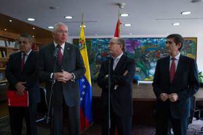 El vicepresidente económico venezolano, Rafael Ramírez (c-i), habla junto al presidente de la empresa petrolera española Repsol, Antonio Brufau (c-d),  en la sede de Petróleos de Venezuela S.A. (PDVSA) en Caracas, Venezuela.