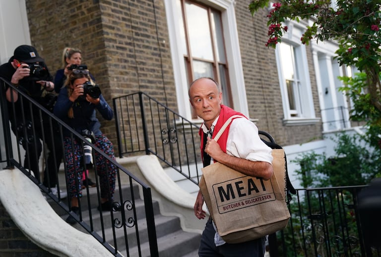 El asesor de Johnson, Dominic Cummings, regresa a su casa después de comparecer este lunes ante la prensa.