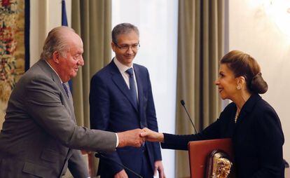 El rey Juan Carlos hace entrega del Premio de Economía que lleva su nombre a la economista estadounidense de origen cubano Carmen Reinhart, en un acto celebrado en el Banco de España, el 11 de diciembre de 2018.