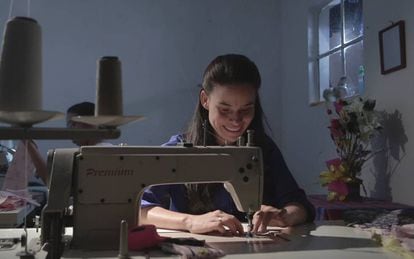 Yamile Salazar, en su taller de costura, financiado por Microfinanzas BBVA.