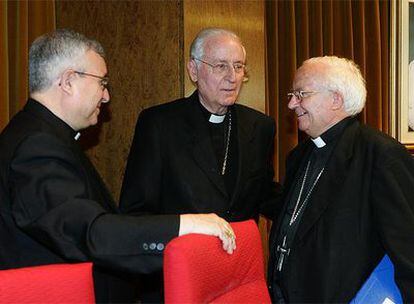 El obispo de Terrassa, José Ángel Sáez Meneses; el arzobispo de Barcelona, Cardenal Ricard María Carles y el vicepresidente de la CEE, monseñor Antonio Cañizares.