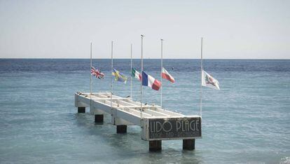 Banderas a media asta en la playa de Niza, en frente del Casino, el 16 de julio de 2016.